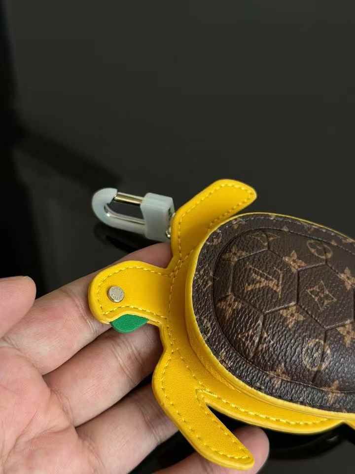 Louis Vuitton Turtle pendant view 10