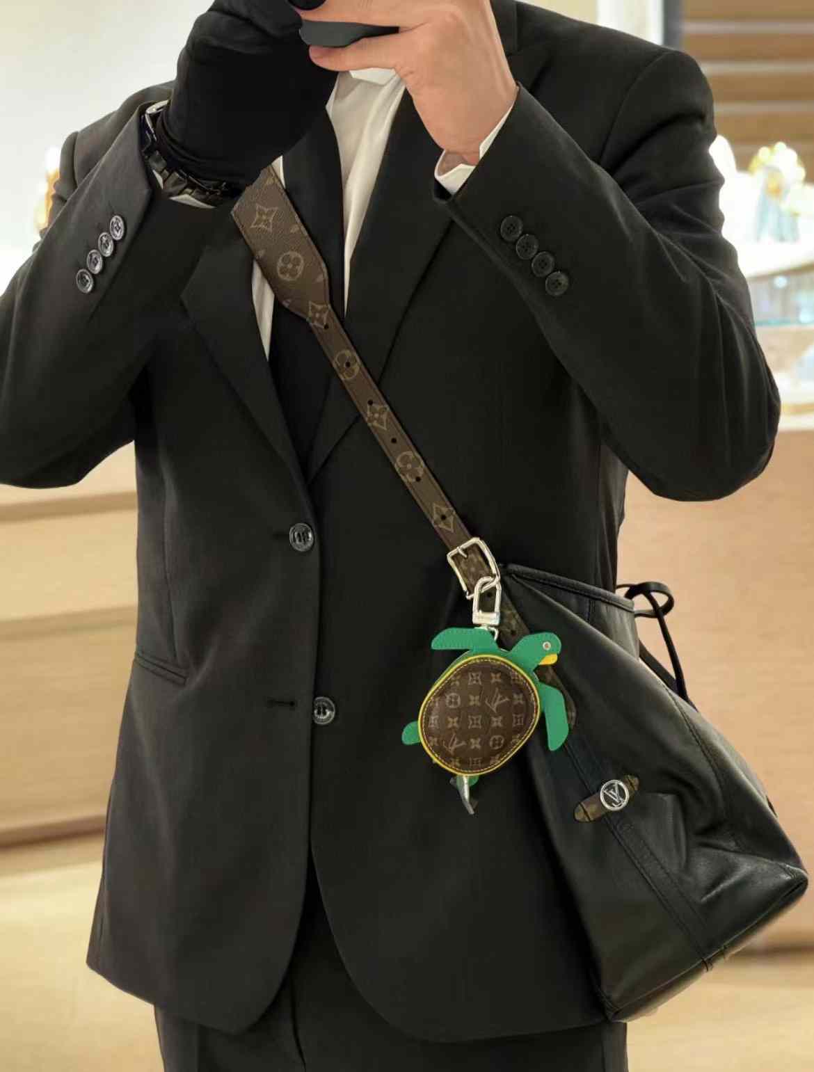 Louis Vuitton Turtle pendant view 11