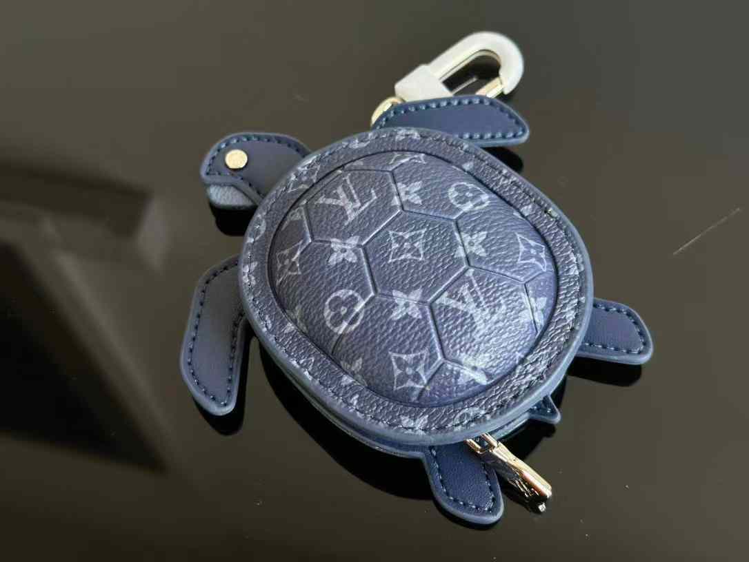 Louis Vuitton Turtle pendant view 3