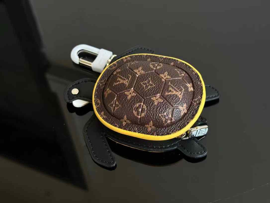 Louis Vuitton Turtle pendant view 4