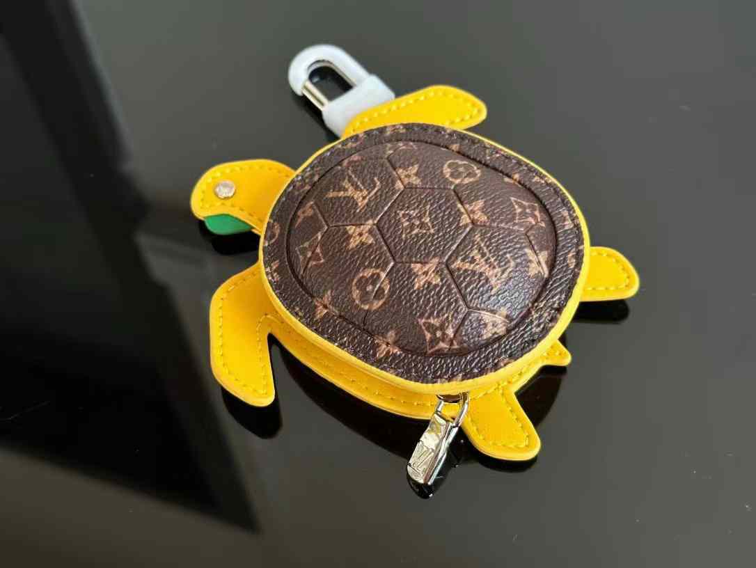 Louis Vuitton Turtle pendant view 5