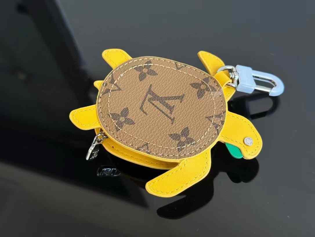 Louis Vuitton Turtle pendant view 7