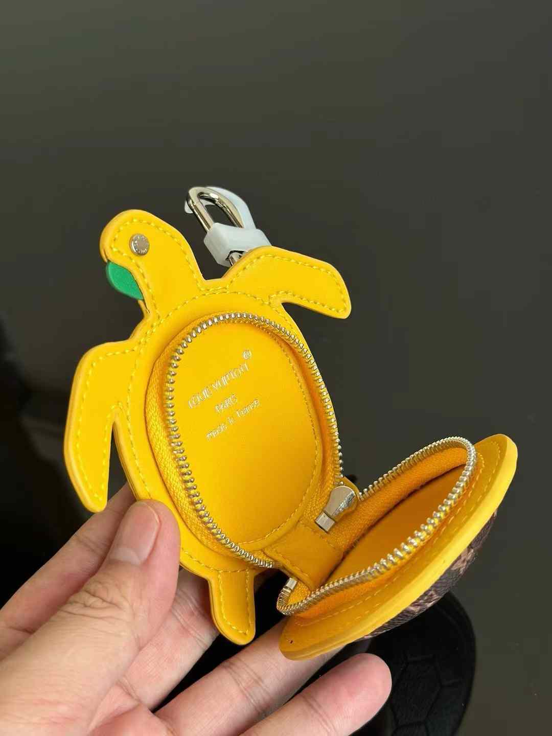 Louis Vuitton Turtle pendant view 8
