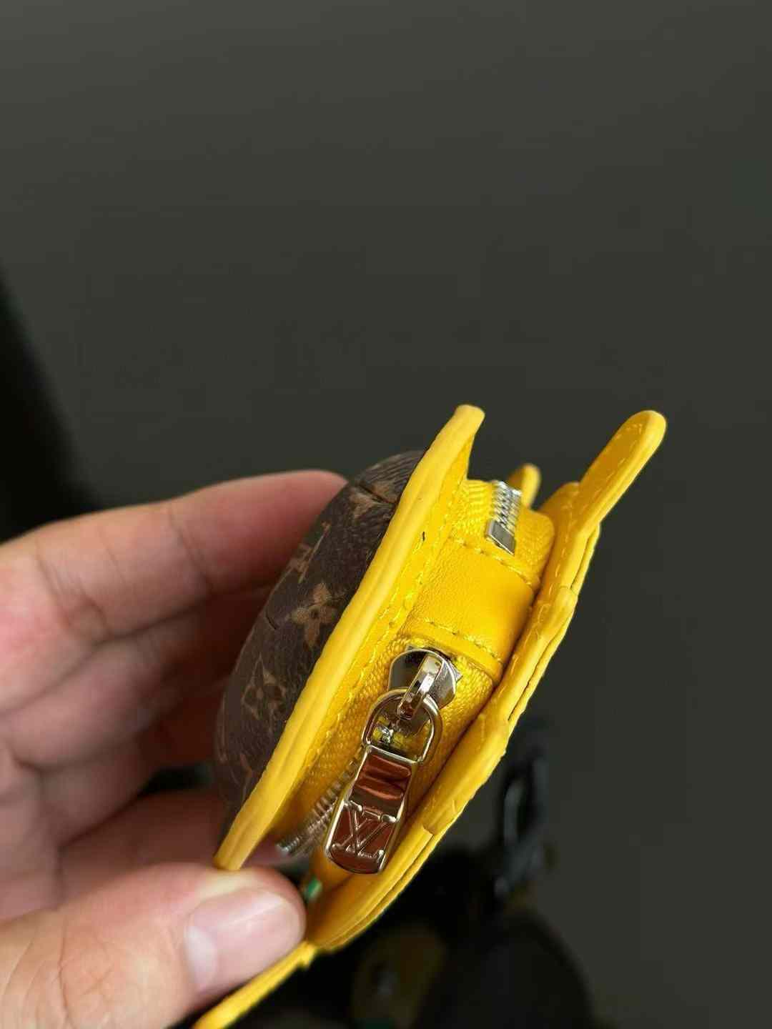 Louis Vuitton Turtle pendant view 9