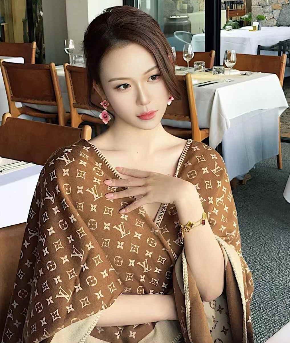 Louis Vuitton Capes view 1
