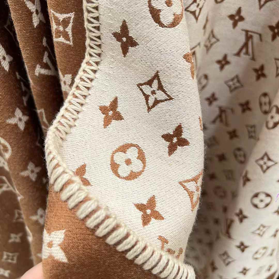 Louis Vuitton Capes view 4