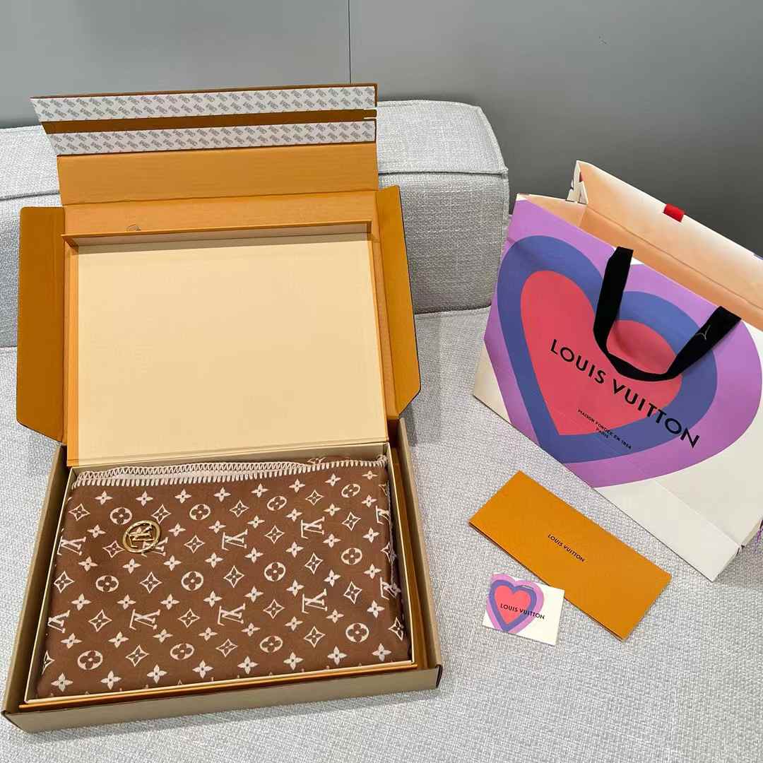 Louis Vuitton Capes view 7