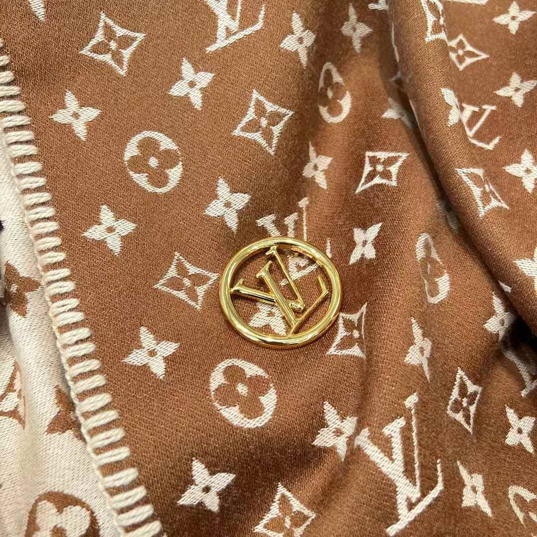 Louis Vuitton Capes view 8