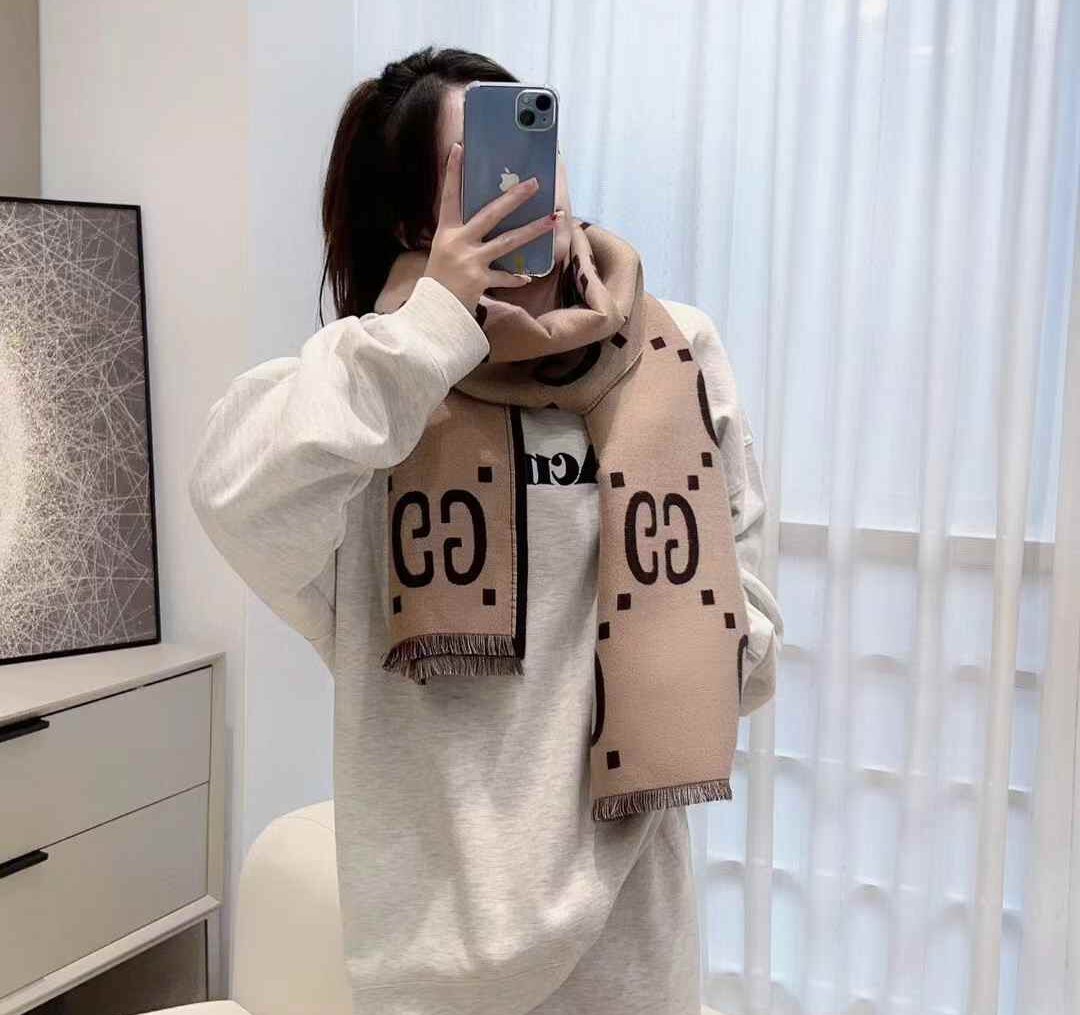 Gucci Classic scarf view 1