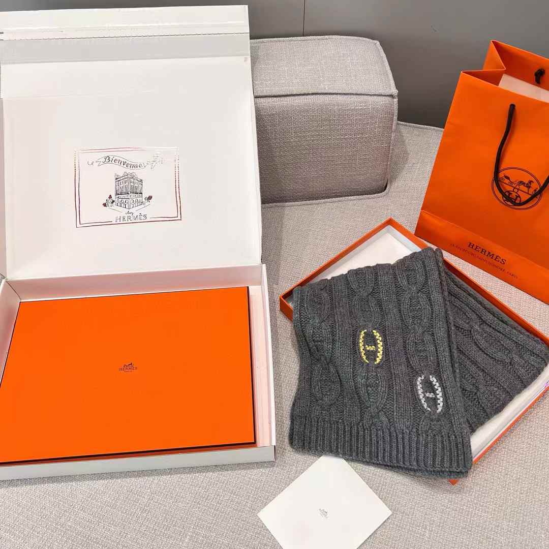 Hermès Scarf view 9