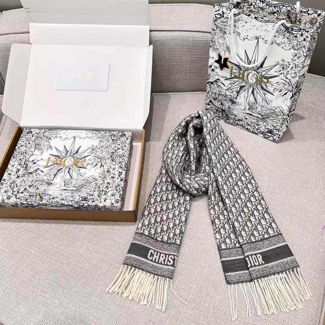 Dior Cashmere scarf view 9