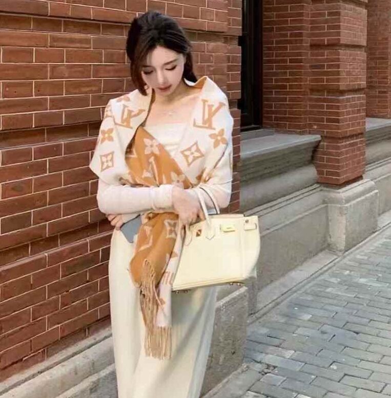 Louis Vuitton ESSENTIAL scarf view 1