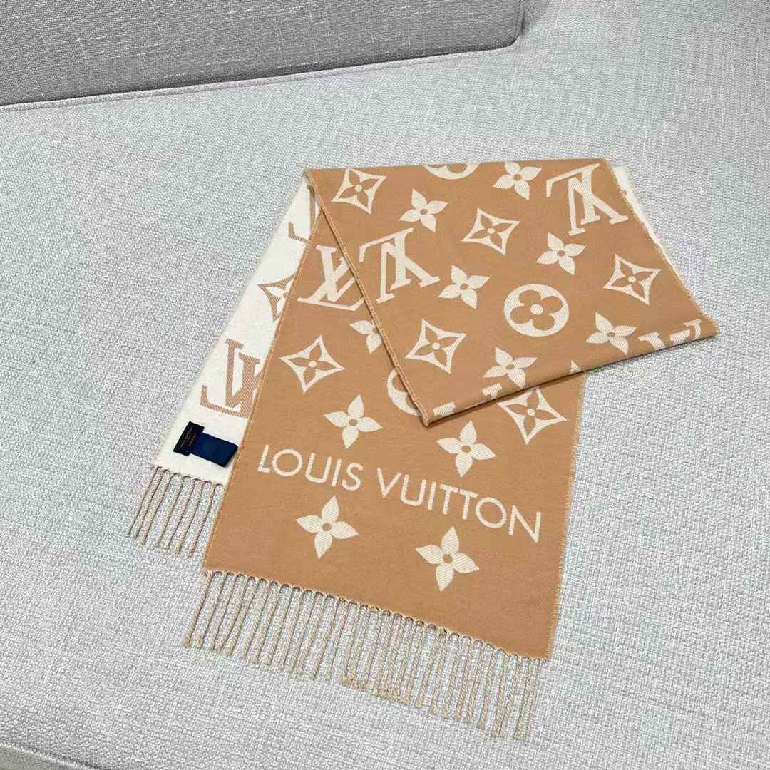 Louis Vuitton ESSENTIAL scarf view 2
