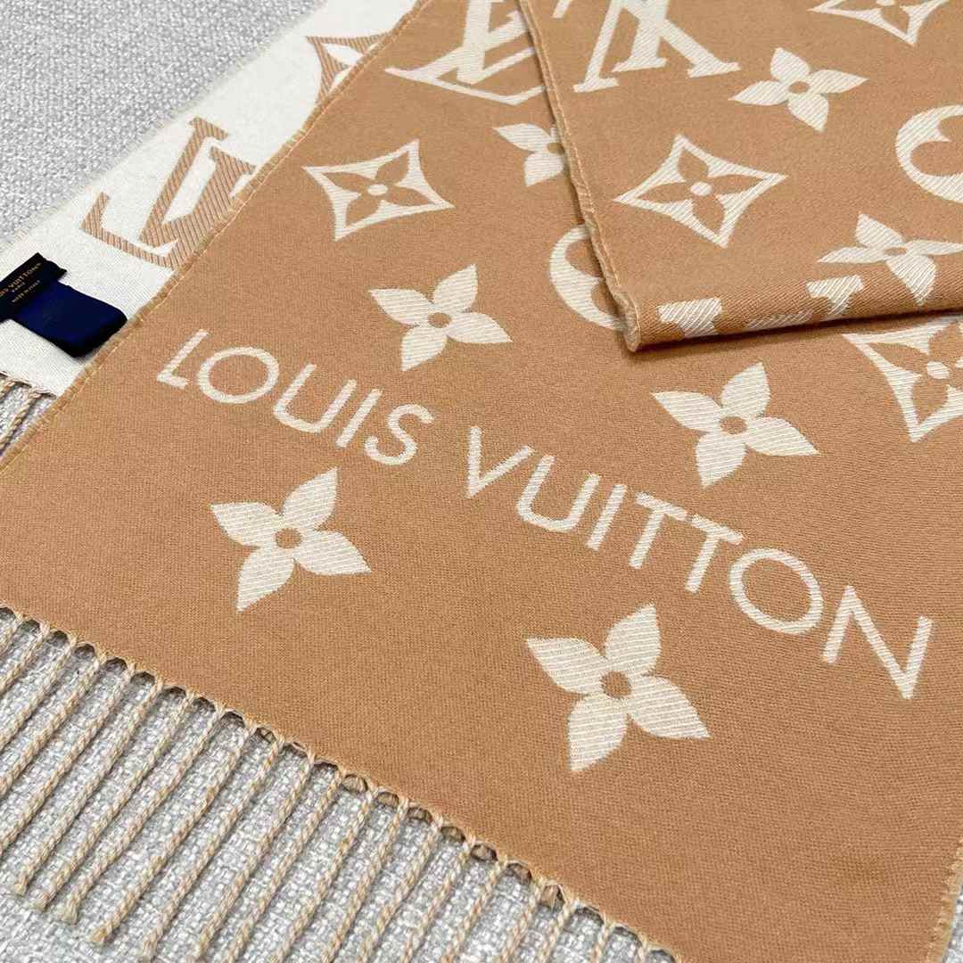 Louis Vuitton ESSENTIAL scarf view 3