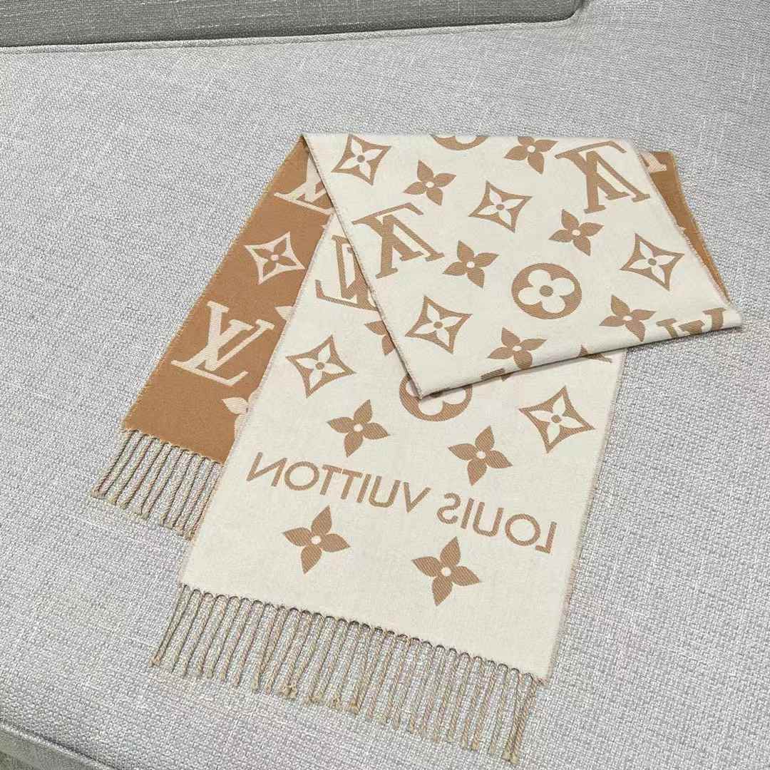 Louis Vuitton ESSENTIAL scarf view 4