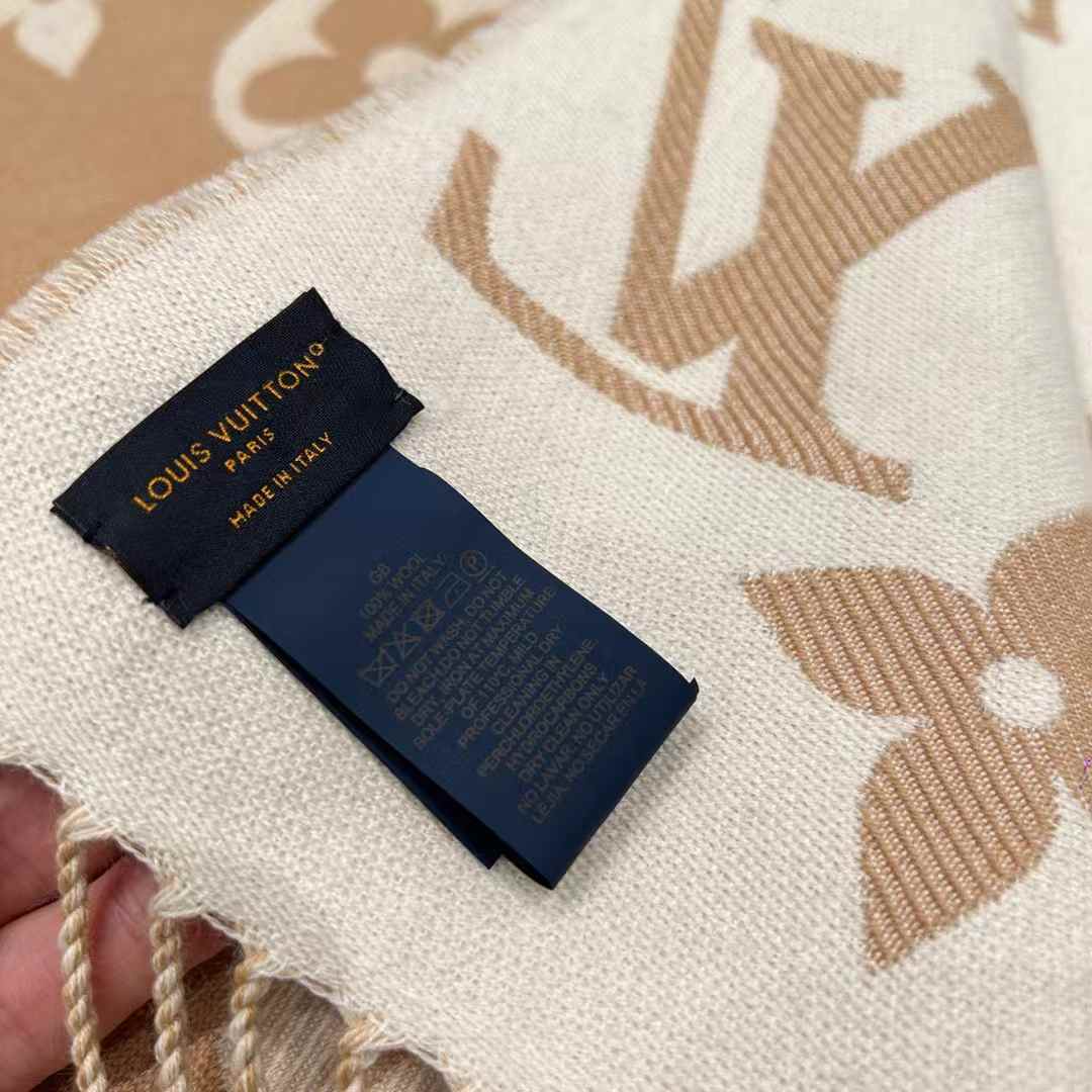 Louis Vuitton ESSENTIAL scarf view 6