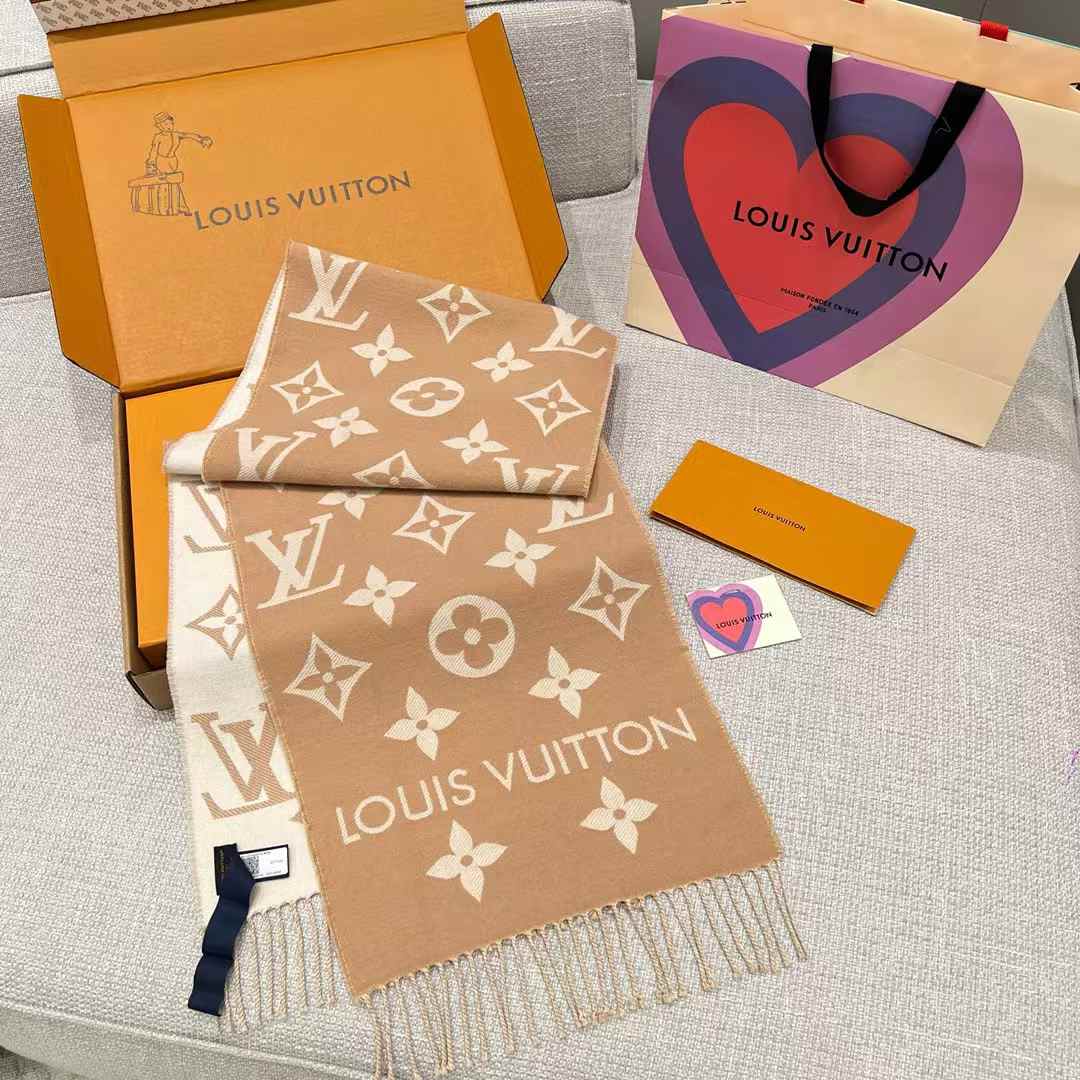 Louis Vuitton ESSENTIAL scarf view 8