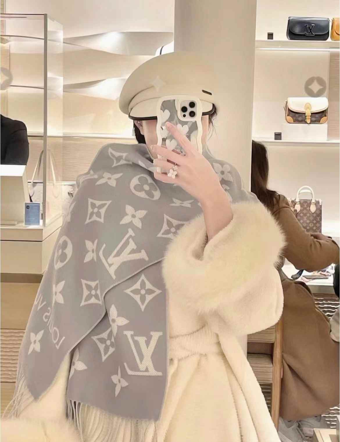 Louis Vuitton ESSENTIAL scarf view 1