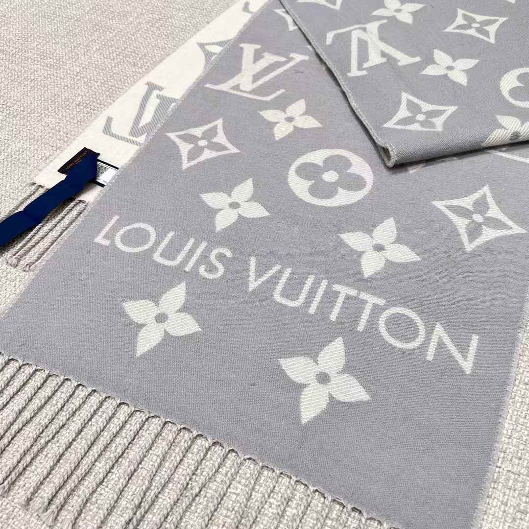 Louis Vuitton ESSENTIAL scarf view 3