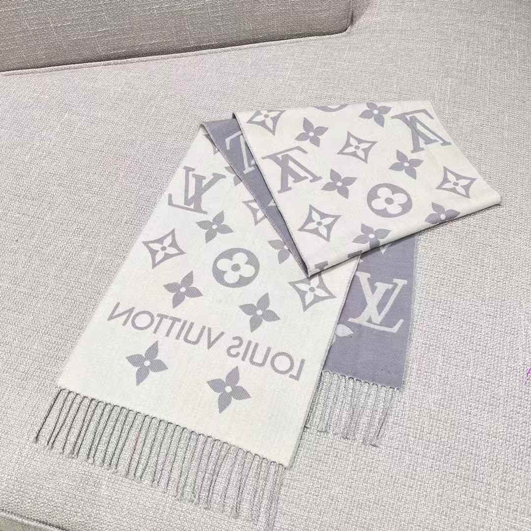 Louis Vuitton ESSENTIAL scarf view 4
