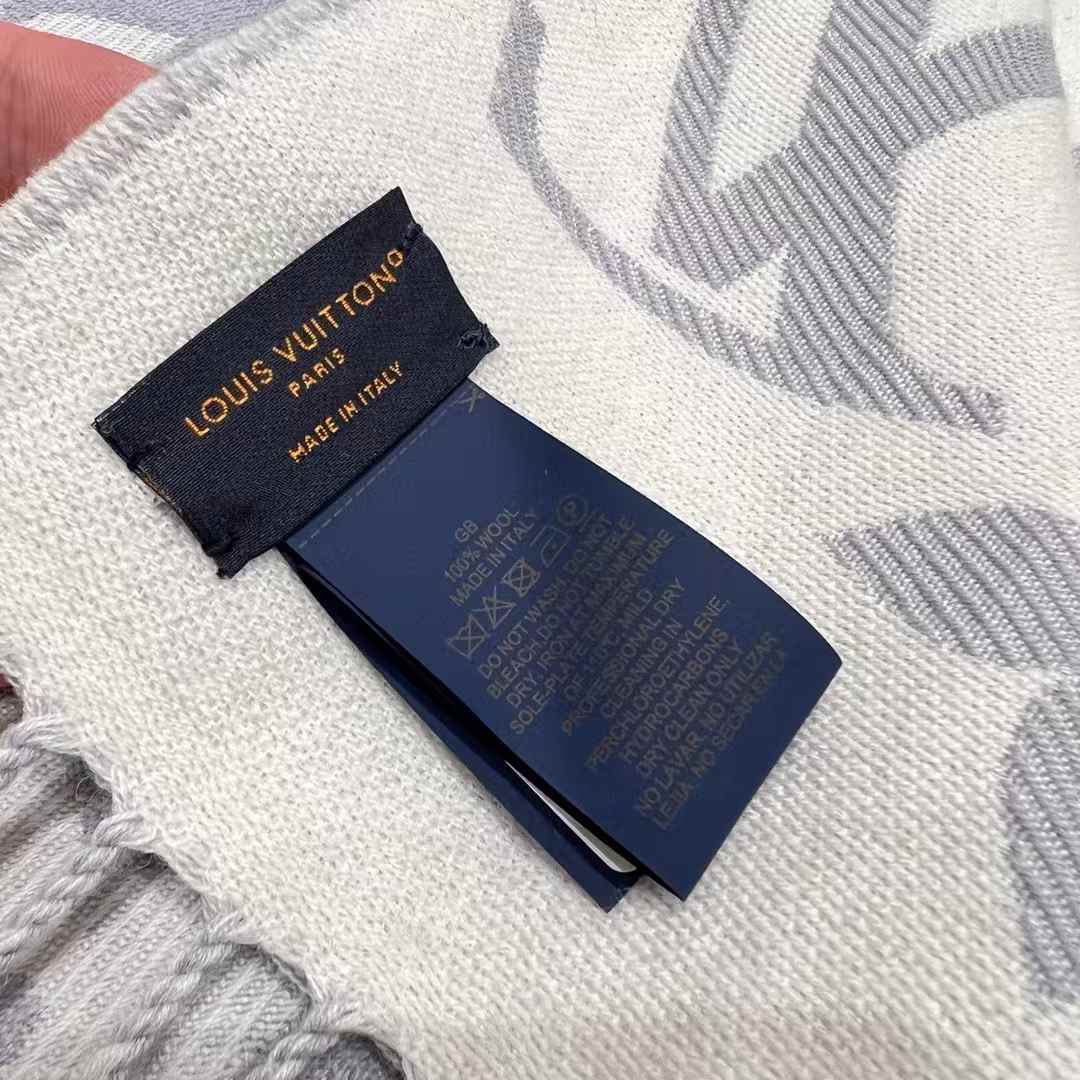 Louis Vuitton ESSENTIAL scarf view 7