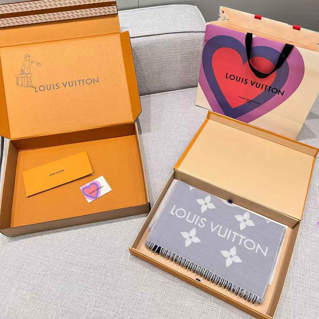 Louis Vuitton ESSENTIAL scarf view 9
