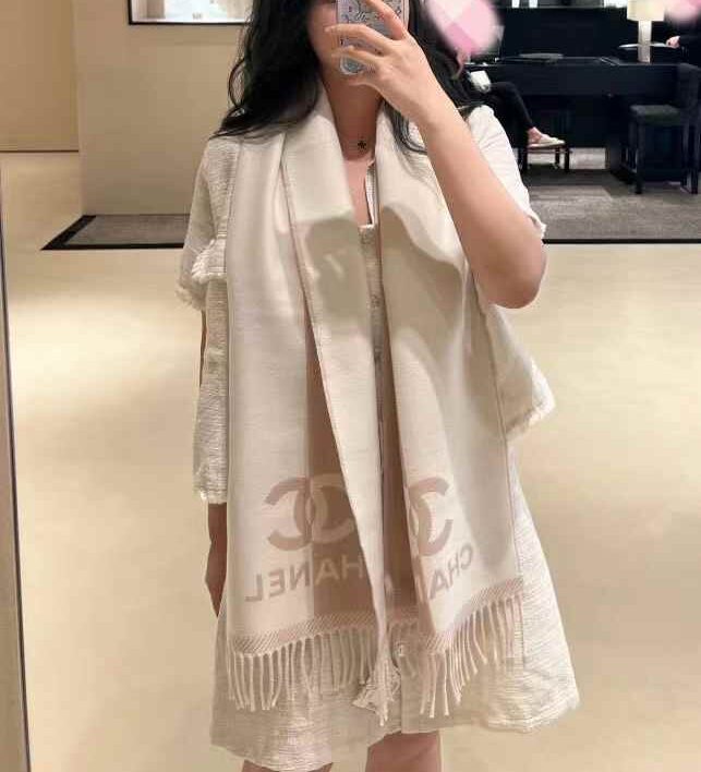 Chanel blocking scarf view 1
