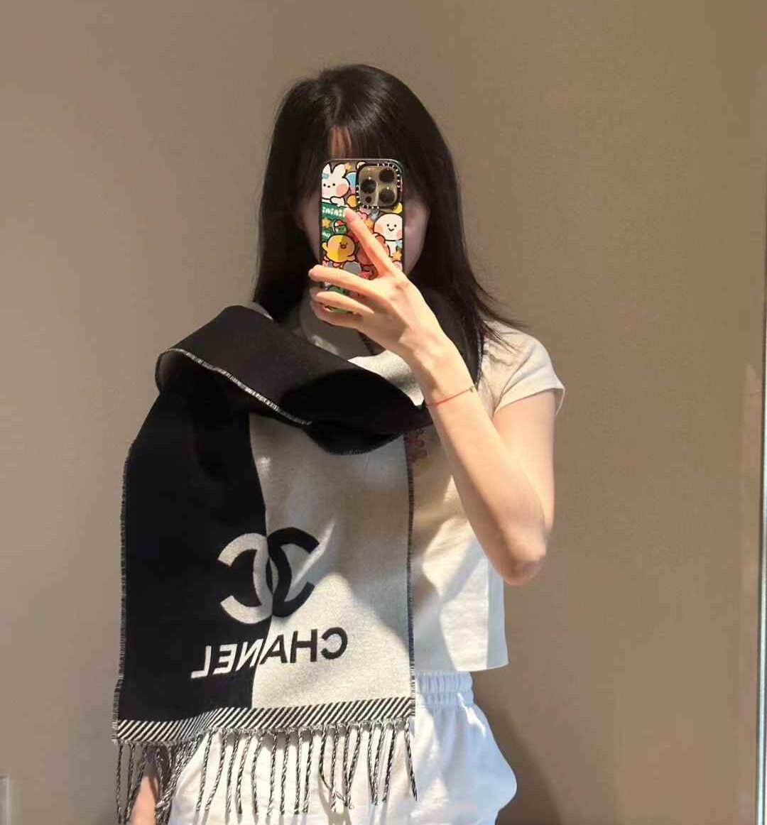 Chanel blocking scarf view 1