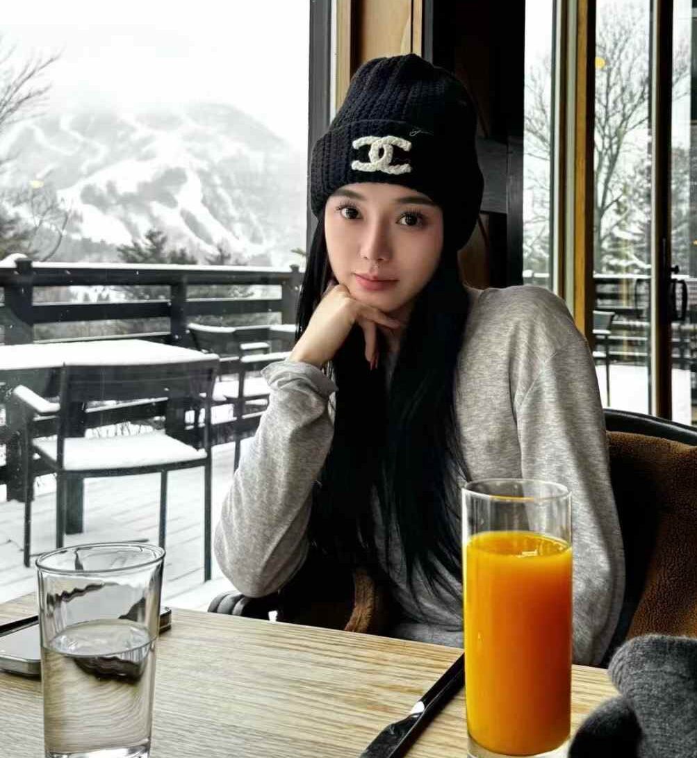 Chanel 24 Ripple scarf & cold hat view 1